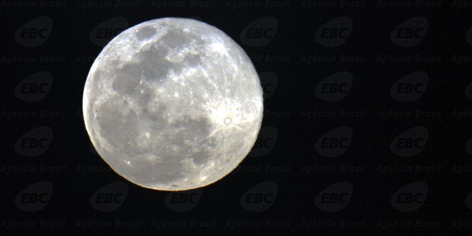 Não perca a última superlua cheia do ano hoje às 18h28! 🌕✨