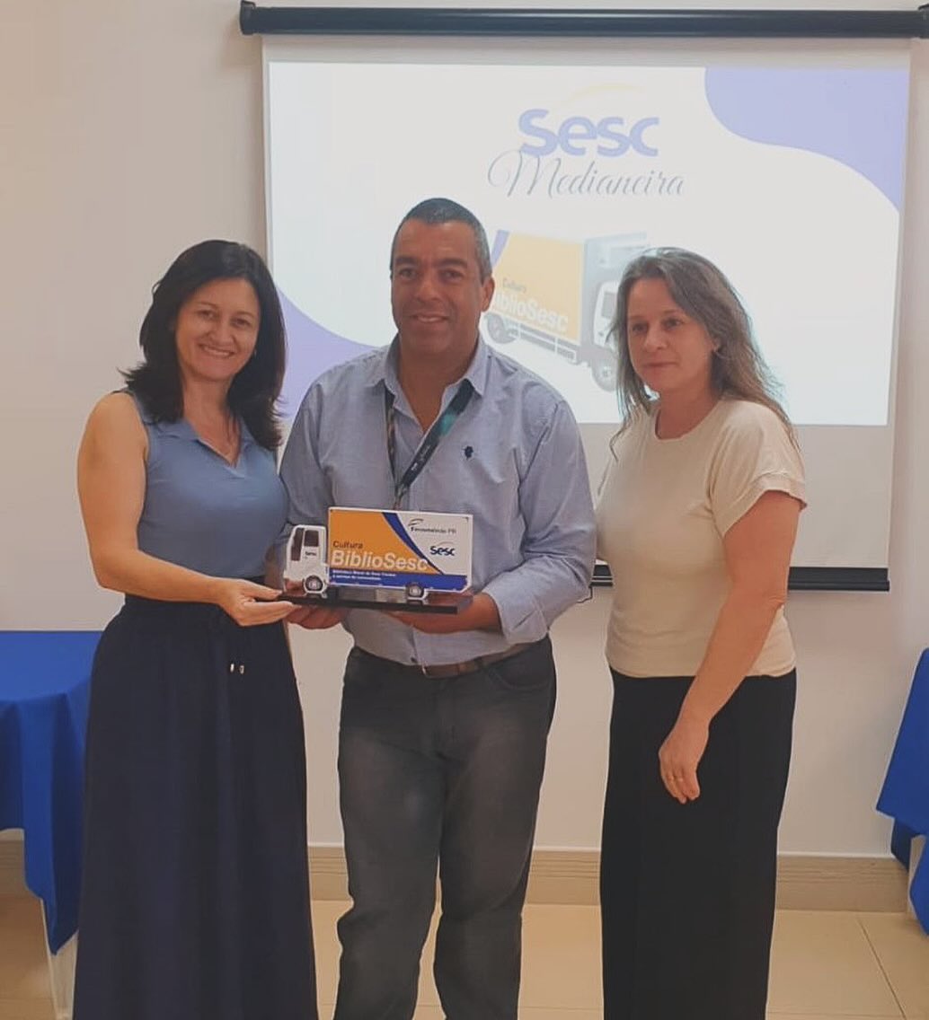 Santa Terezinha de Itaipu recebe troféu de participação do BiblioSesc Santa Terezinha de Itaipu foi contemplada, na manhã desta terça-feira (3), com