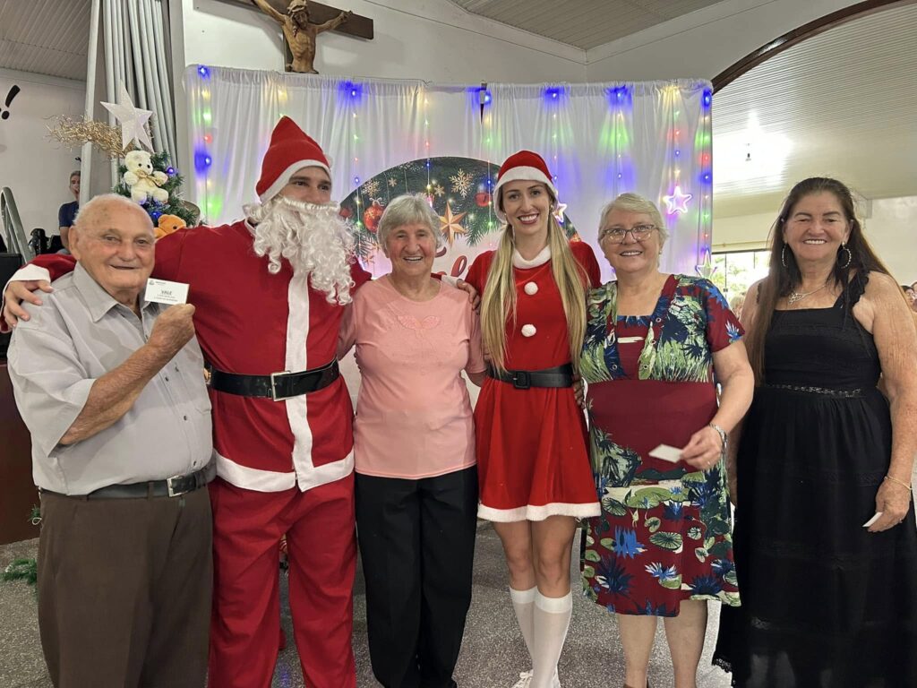A confraternização de encerramento do ano do Clube de Idosos foi um sucesso!

 Cada idosos recebeu uma ave natalina (chester) e uma caixa de chocolate