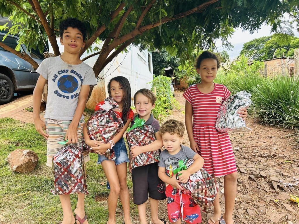 Na manhã desta quinta-feira, 19 de dezembro de 2024, a Prefeitura Municipal de Diamante d’Oeste realizou a tradicional entrega de presentes de Natal.