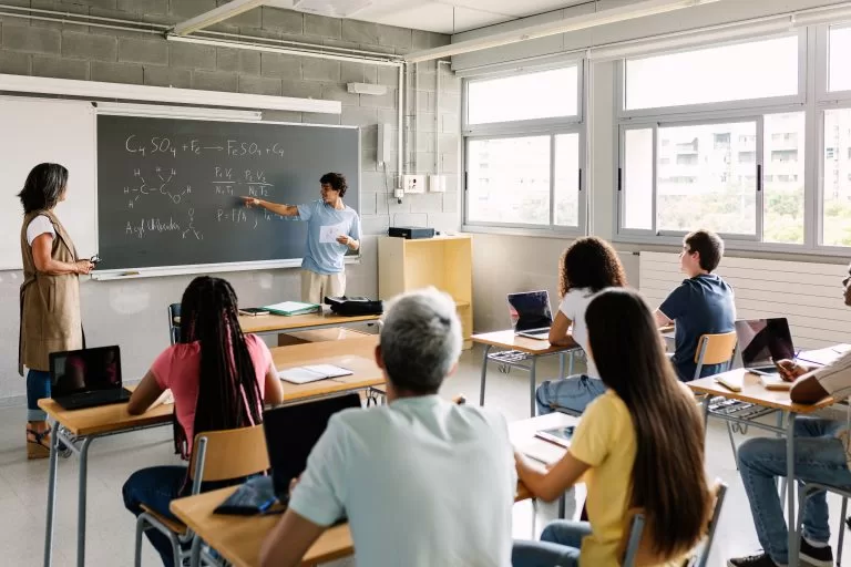 Reforma do ensino médio e novas regras nas escolas aprovadas 📚⚖️