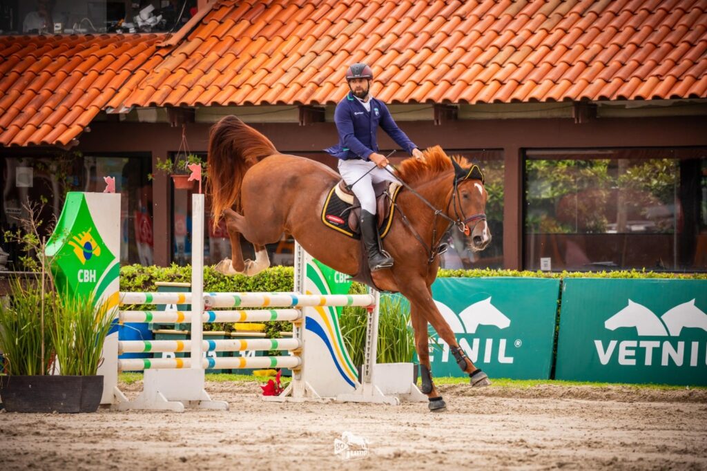 Empresario de Foz supera 45 competidores e conquista primeiro lugar no ranking paranaense de hipismo. Foto Grace Cambraia GoJump