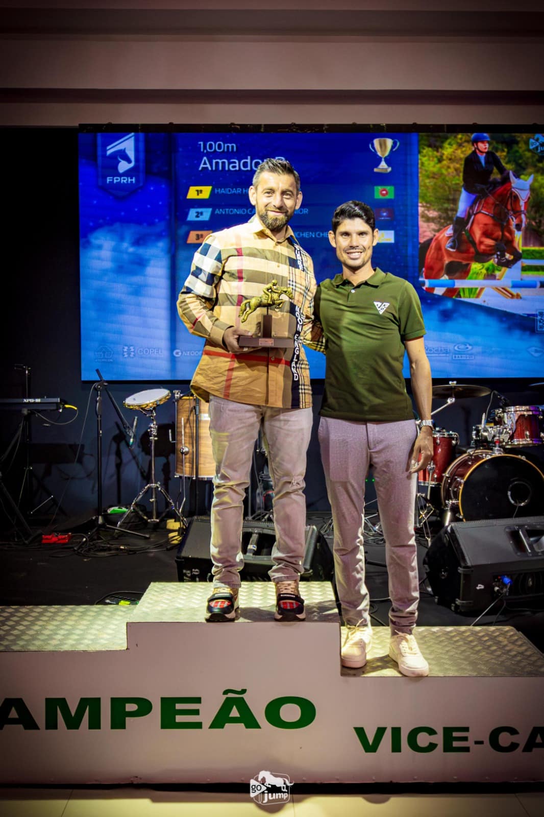 Haidar Hussein Haidar com o treinador Victor Vaz na cerimonia de premiacao do ranking paranaense em Curitiba. Foto Grace Cambraia GoJump