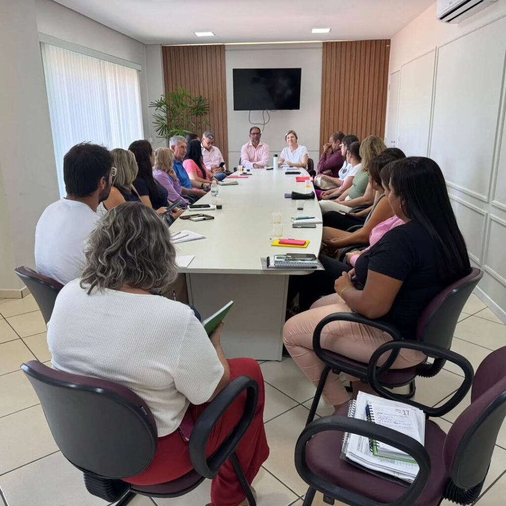 Na tarde de hoje, o vice-prefeito Dr. Pedro, a secretária de Saúde @radavellivanessa e a equipe da Secretaria de Saúde estiveram reunidos para alinhar