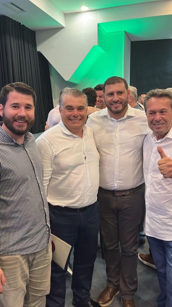 Diamante do Oeste agora faz parte do Programa Rota do Progresso! 

Hoje em Curitiba, o prefeito Amarildo e o vice-prefeito Vitor, ao lado do Franco, p