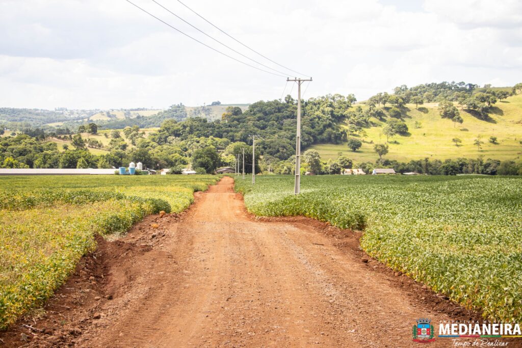 Início de ano com muito trabalho! 

 A Secretaria de Agricultura realizou trabalhos de nivelamento e compactação das estradas de acesso as comunidade