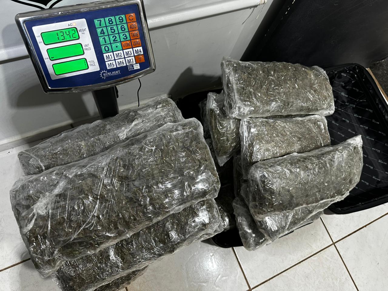 Receita Federal apreende mais de 45 kg de drogas em ônibus na região