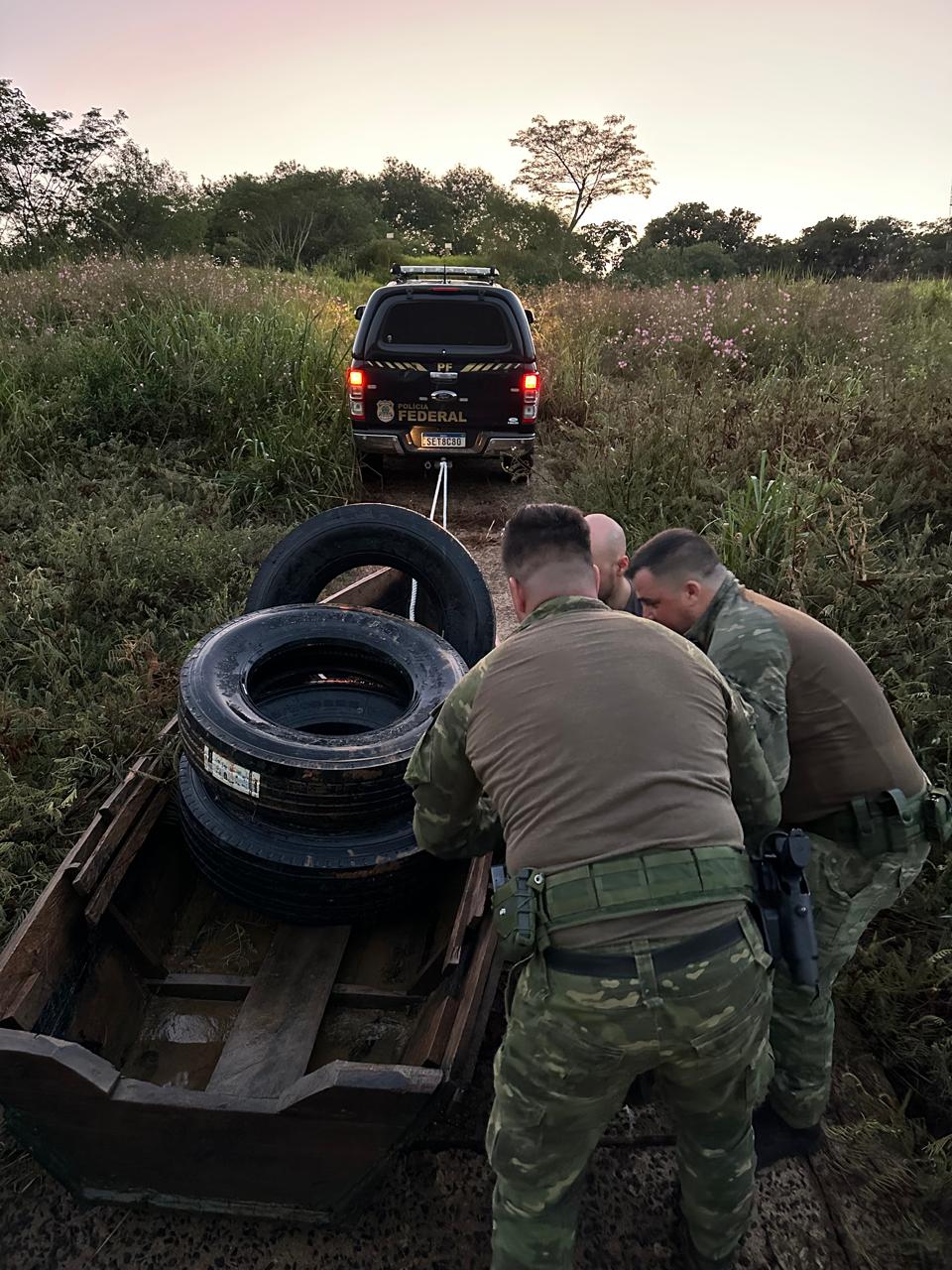 Polícia apreende pneus contrabandeados em operação no Rio Paraná