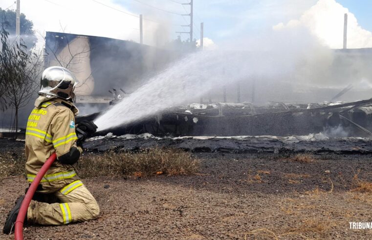 Incêndio destrói baús refrigerados em Foz do Iguaçu