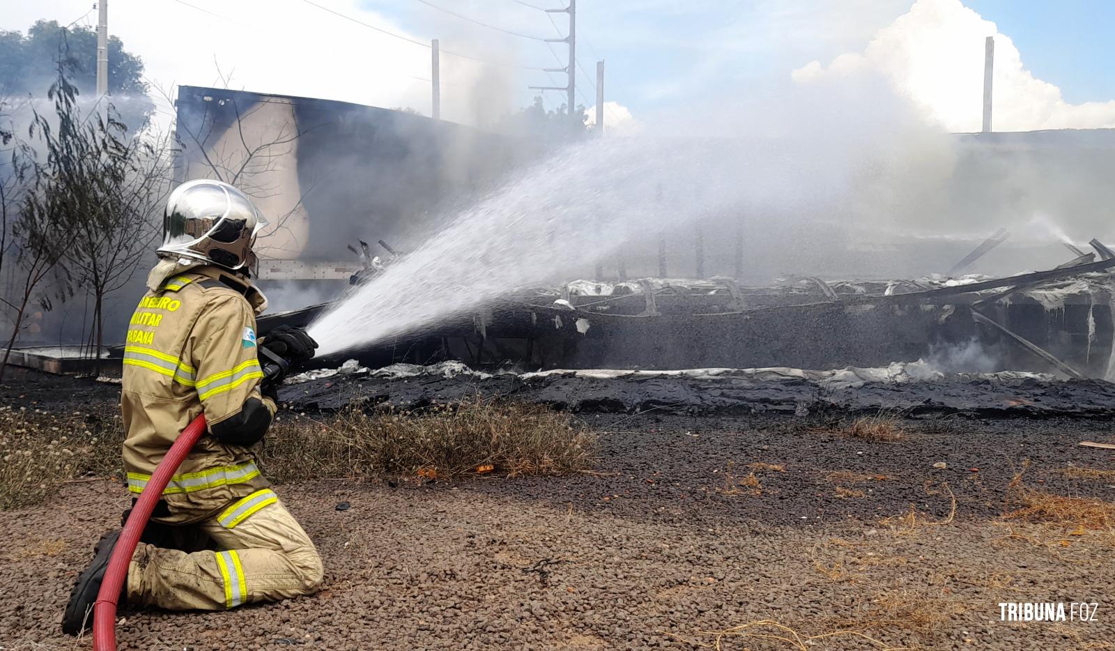 Incêndio destrói baús refrigerados em Foz do Iguaçu