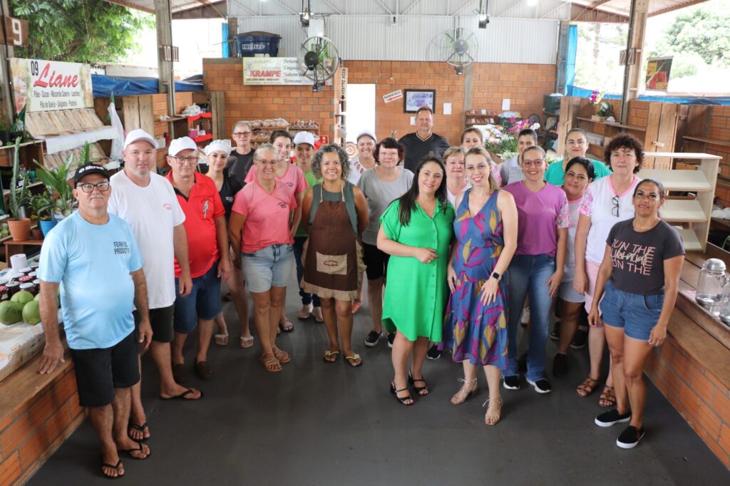 Feirantes firmam parceria para doação de alimentos

A secretária de Assistência Social, primeira-dama, Andria Backes , firmou nesta sexta-feira (07) u