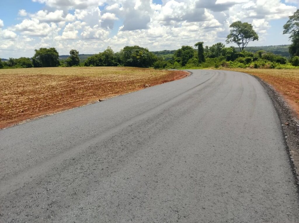 Iniciada a pavimentação asfáltica sobre pedras irregulares na Linha Arara

Após dias de preparação da base, a empresa Minerpal iniciou neste domingo,