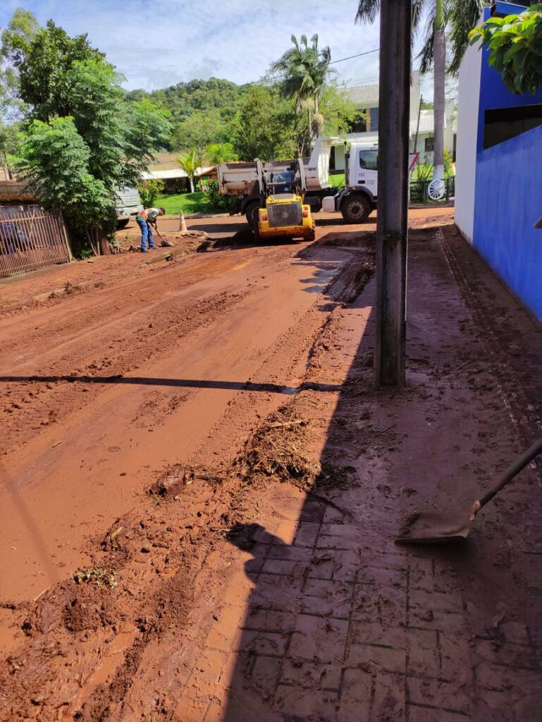 Secretaria de Obras efetua limpeza de ruas após fortes chuvas

Algumas comunidades como o Portão Ocoí e Vista Alegre, por exemplo, foram surpreendidas