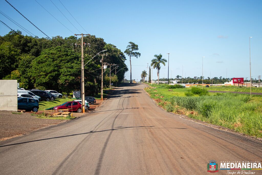 Secretaria de Obras realiza melhorias na área industrial

 A secretaria de Obras de Medianeira está realizando a manutenção do asfalto na rua Somis F