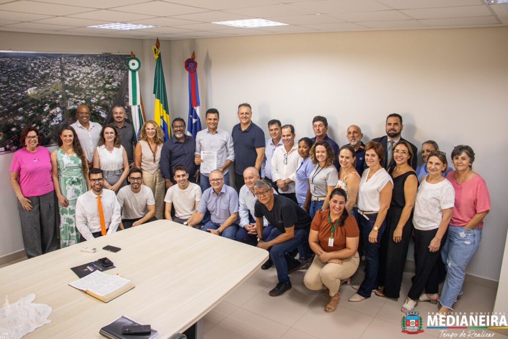 Assinada a Ordem de Serviço para construção da segunda unidade do Cras 

 Foi assinada na tarde desta quinta-feira (06) a ordem de serviço para iníci