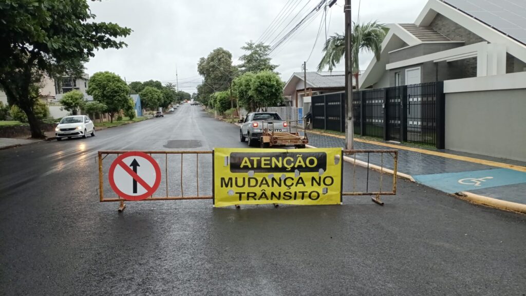 A Secretaria de Mobilidade instalou faixas e barreiras no trecho da rua Dom João VI (entre as ruas Espírito Santo e Natal), que recebeu recapeamento a