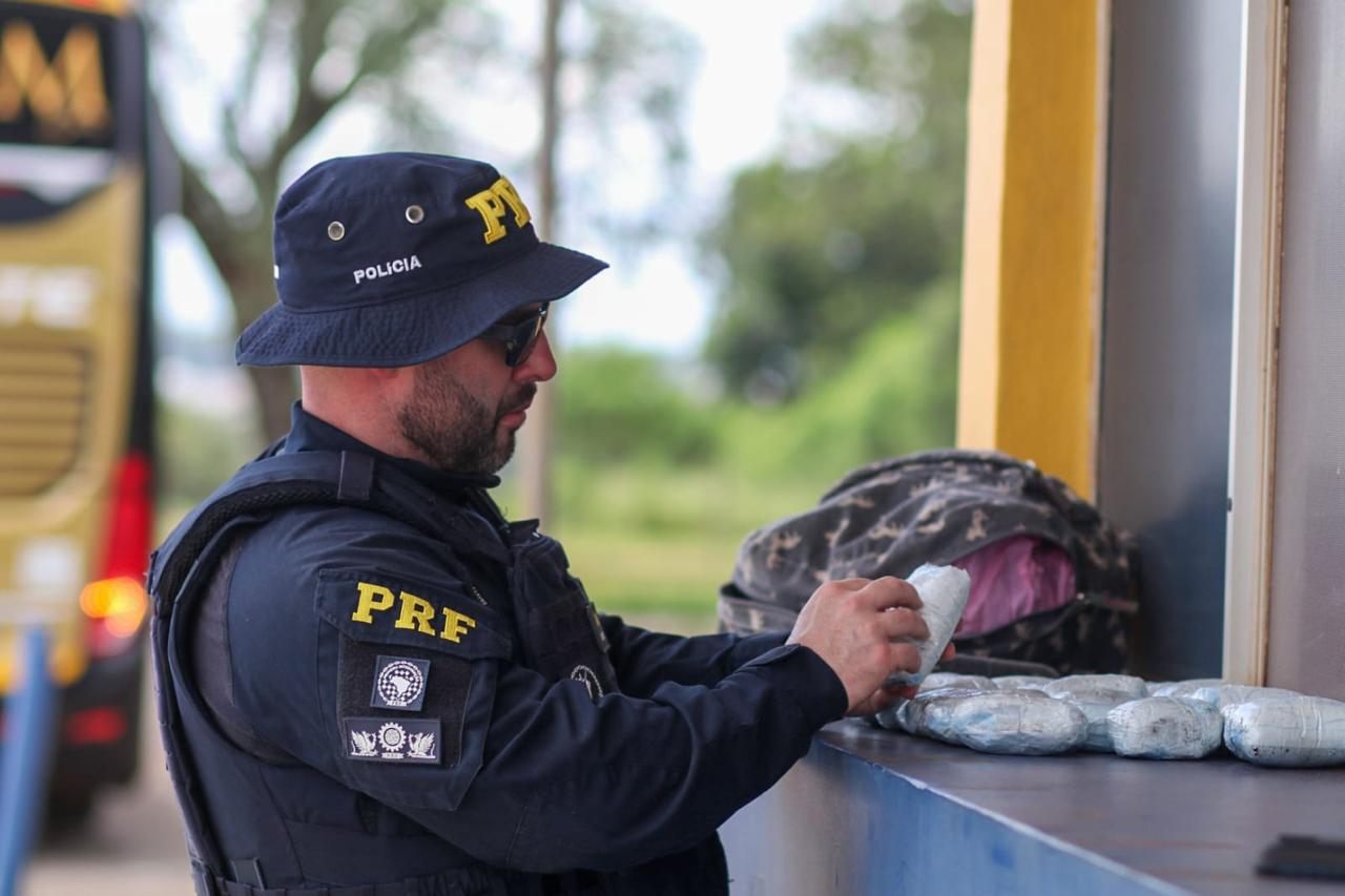 PRF apreende 4,2 kg de haxixe em ônibus na BR-277 em STI🚨