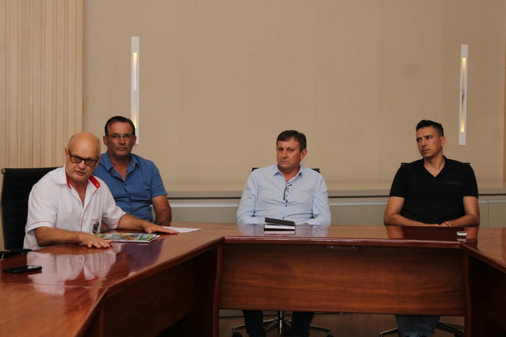 Prefeitura de Entre Rios do Oeste discute incentivos e melhorias para o setor agropecuário

A sala de reuniões da Prefeitura de Entre Rios do Oeste fo