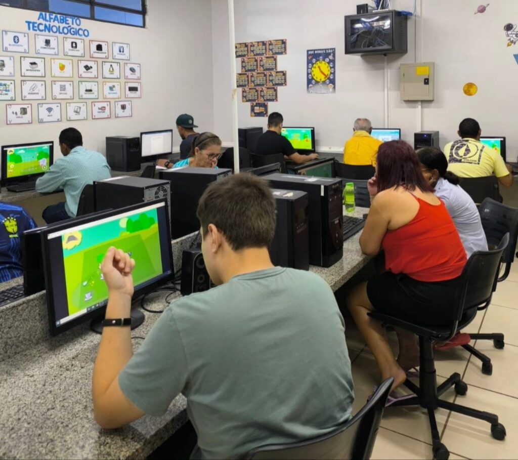 A Prefeitura de Santa Terezinha de Itaipu, por meio da Secretaria de Educação, mantém aulas de informática para os alunos da Educação de Jovens e Adul