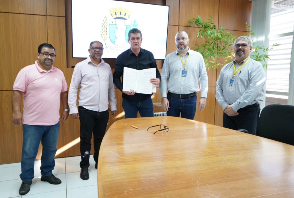 Na última quarta-feira (19), o prefeito de Santa Terezinha de Itaipu, Antonio Luiz Bendo (Bim) assinou um convênio com o Banco do Brasil para oferecer