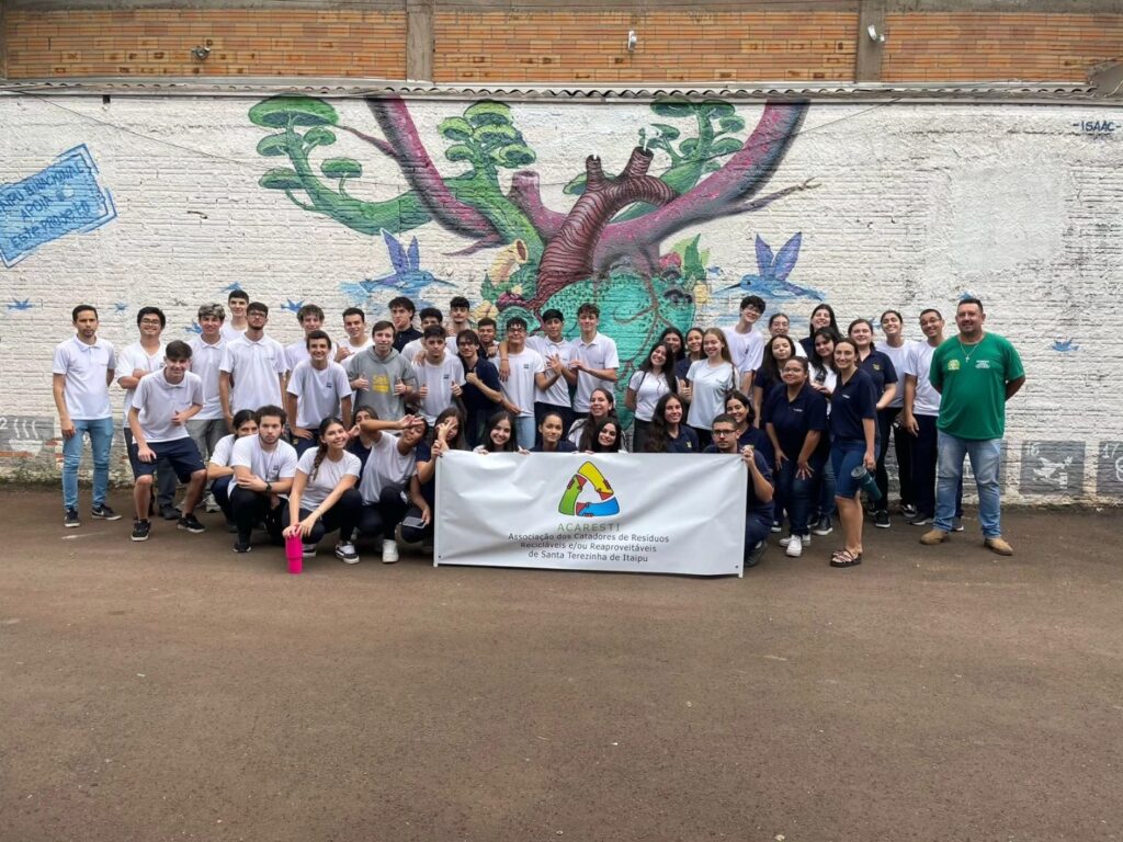 A Associação de Catadores de Resíduos Recicláveis e/ou Reaproveitáveis de Santa Terezinha de Itaipu (ACARESTI) recebeu, os alunos do 2º e 3º ano do En