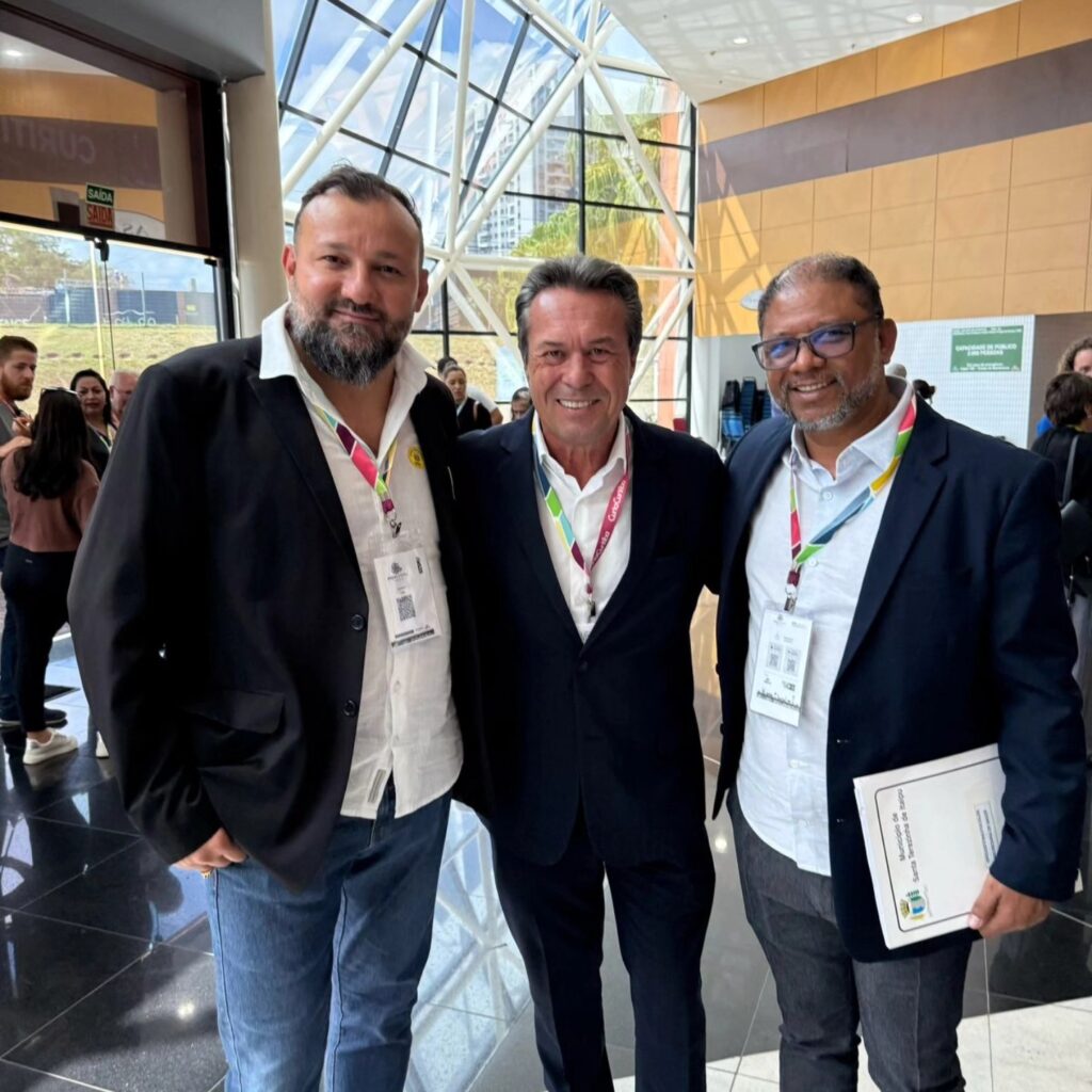 O vice-prefeito de Santa Terezinha de Itaipu, Dr. Pedro, e o secretário de Indústria, Comércio e Turismo, Valdecir Parnof, estão participando da Expo
