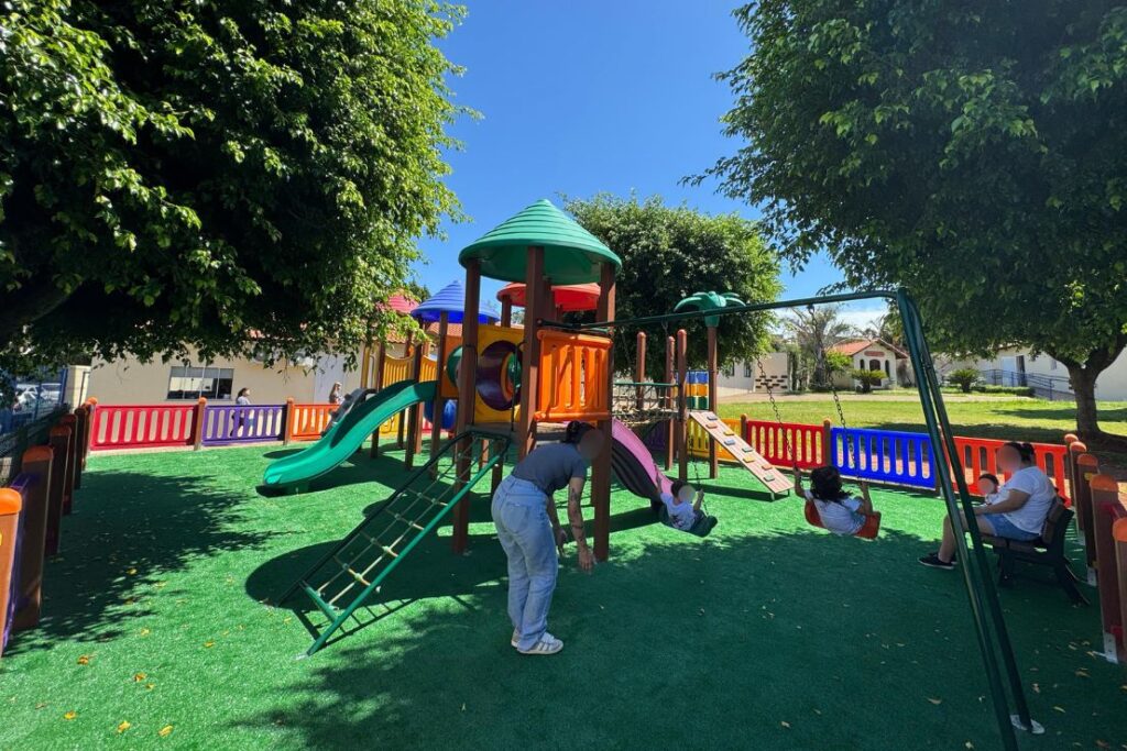 O parquinho tambem e um espaco de convivio entre a familia de origem e os filhos. O intuito e criar memorias positivas durante os encontros. Foto Eloiza Dal Pozzo
