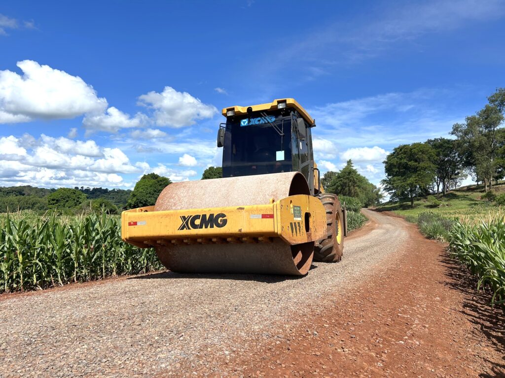 Estamos realizando melhorias na estrada da Sanga Mineira, com a aplicação de solo brita e compactação

Neste sábado (5), a comunidade inaugura a refor