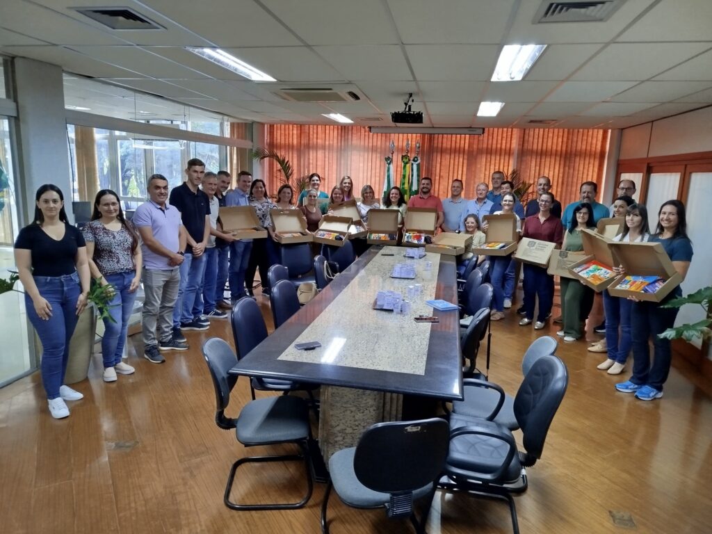 Kits escolares serão entregues a alunos cadastrados da rede pública municipal

Os materiais escolares foram adquiridos pelo município

No início da ta