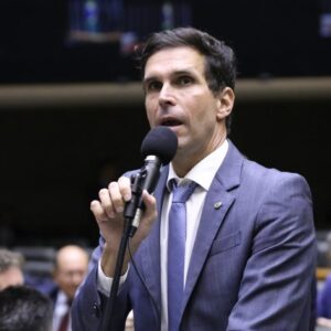 Deputado Luiz Lima fala ao microfone
