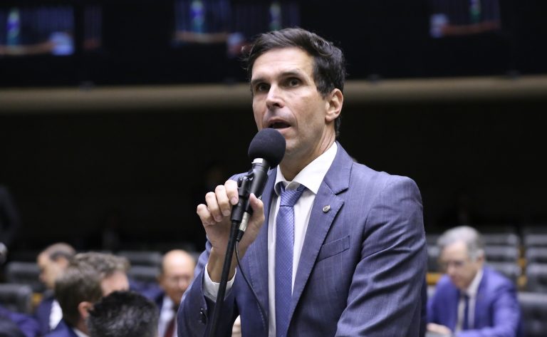 Deputado Luiz Lima fala ao microfone
