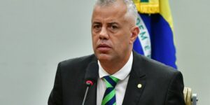 Deputado Evair Vieira de Melo fala ao microfone