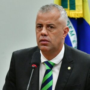 Deputado Evair Vieira de Melo fala ao microfone
