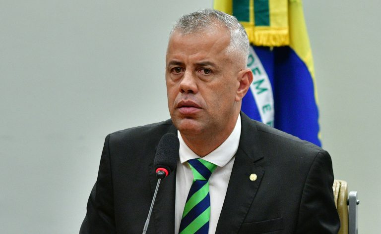 Deputado Evair Vieira de Melo fala ao microfone