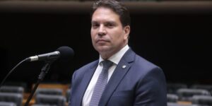 Deputado Delegado Ramagem fala ao microfone