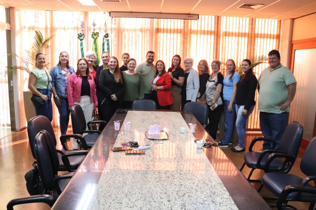 Reunião discute a criação de uma nova associação de artesãs

Representantes de um grupo de artesãs de Marechal Cândido Rondon estiveram na prefeitura,