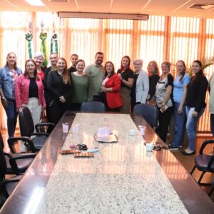 Reunião discute a criação de uma nova associação de artesãs

Representantes de um grupo de artesãs de Marechal Cândido Rondon estiveram na prefeitura,