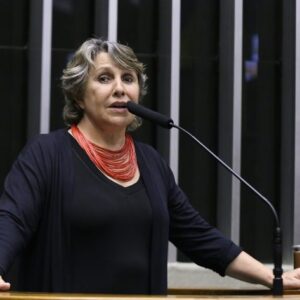 Deputada Erika Kokay a fala ao microfone