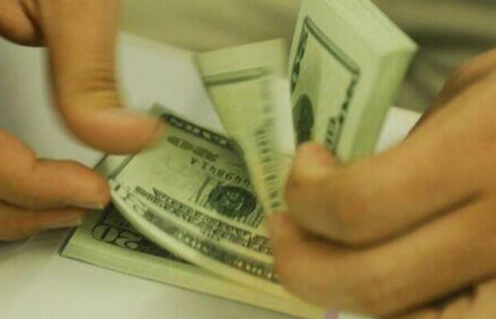 Dólar fecha último pregão em alta de 0,91%