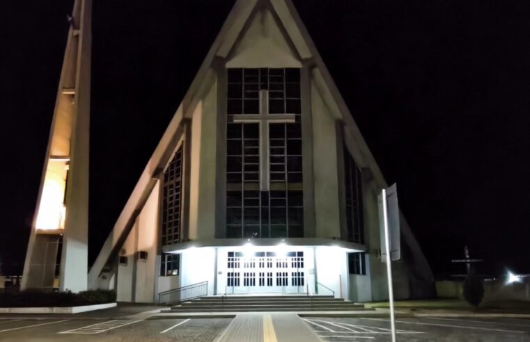 Corpus Christi em Santa Terezinha de Itaipu: fiéis confeccionam tapete tradicional