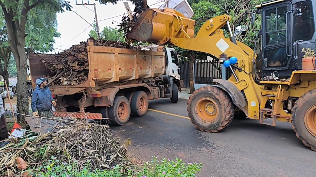A Prefeitura informa que, neste domingo, as equipes da Secretaria de Obras estão nas ruas realizando a coleta de inservíveis, em caráter excepcional.