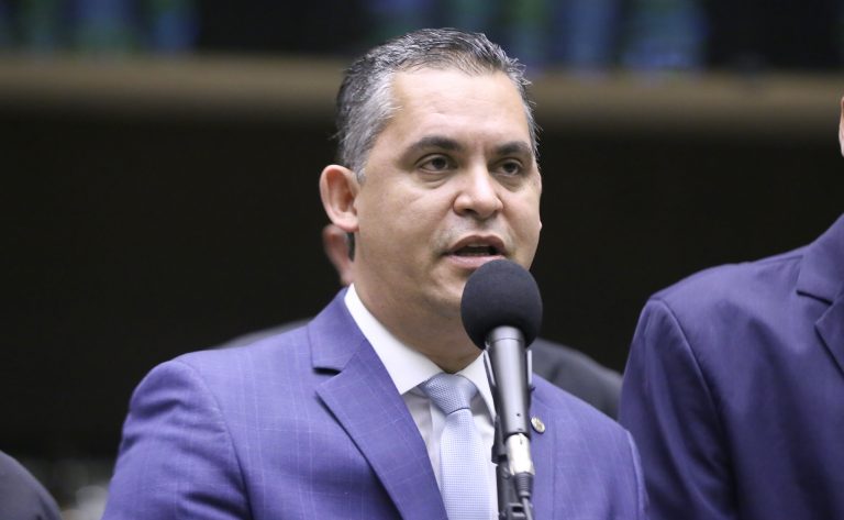 Nova regra: jogar objetos do carro pode virar infração grave