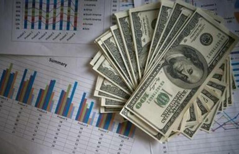 Dólar sobe para R$ 5,55 com tensão sobre IOF