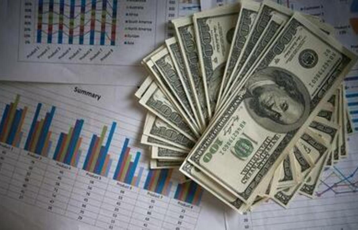 Dólar cai 0,99% após derrota do governo no Congresso