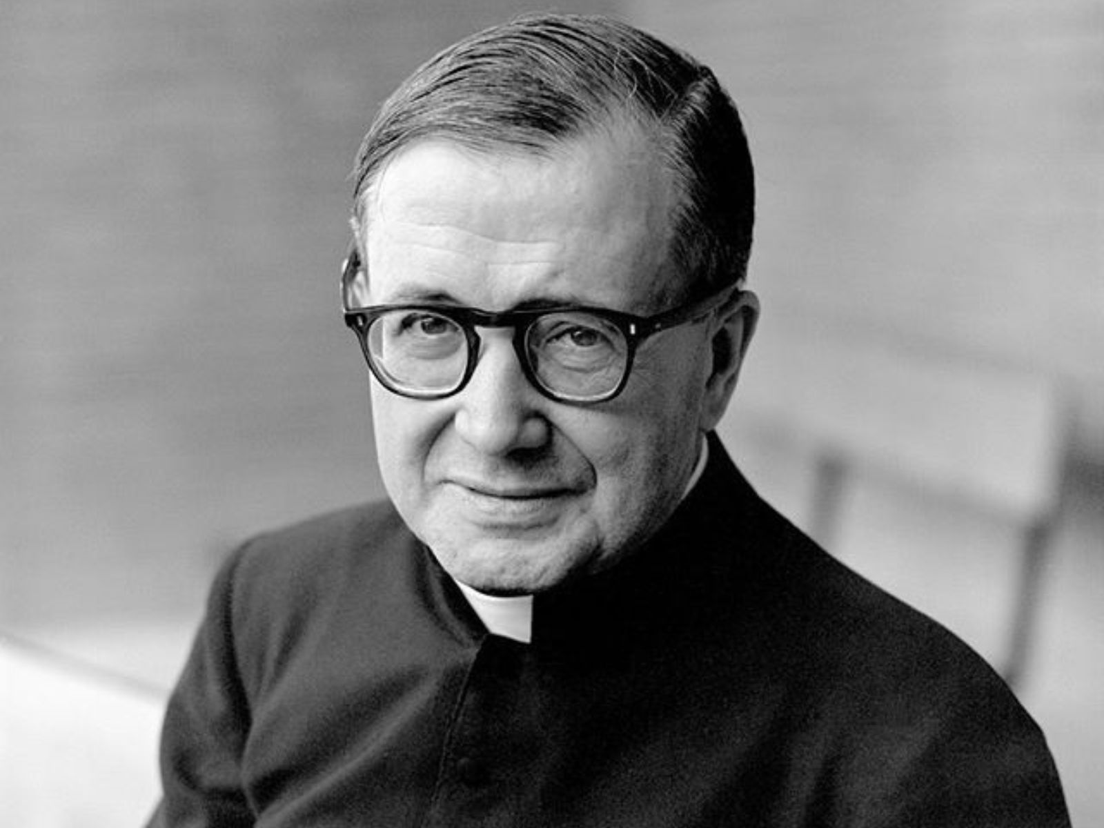 Conheça a vida inspiradora de Josemaría Escrivá de Balaguer agora