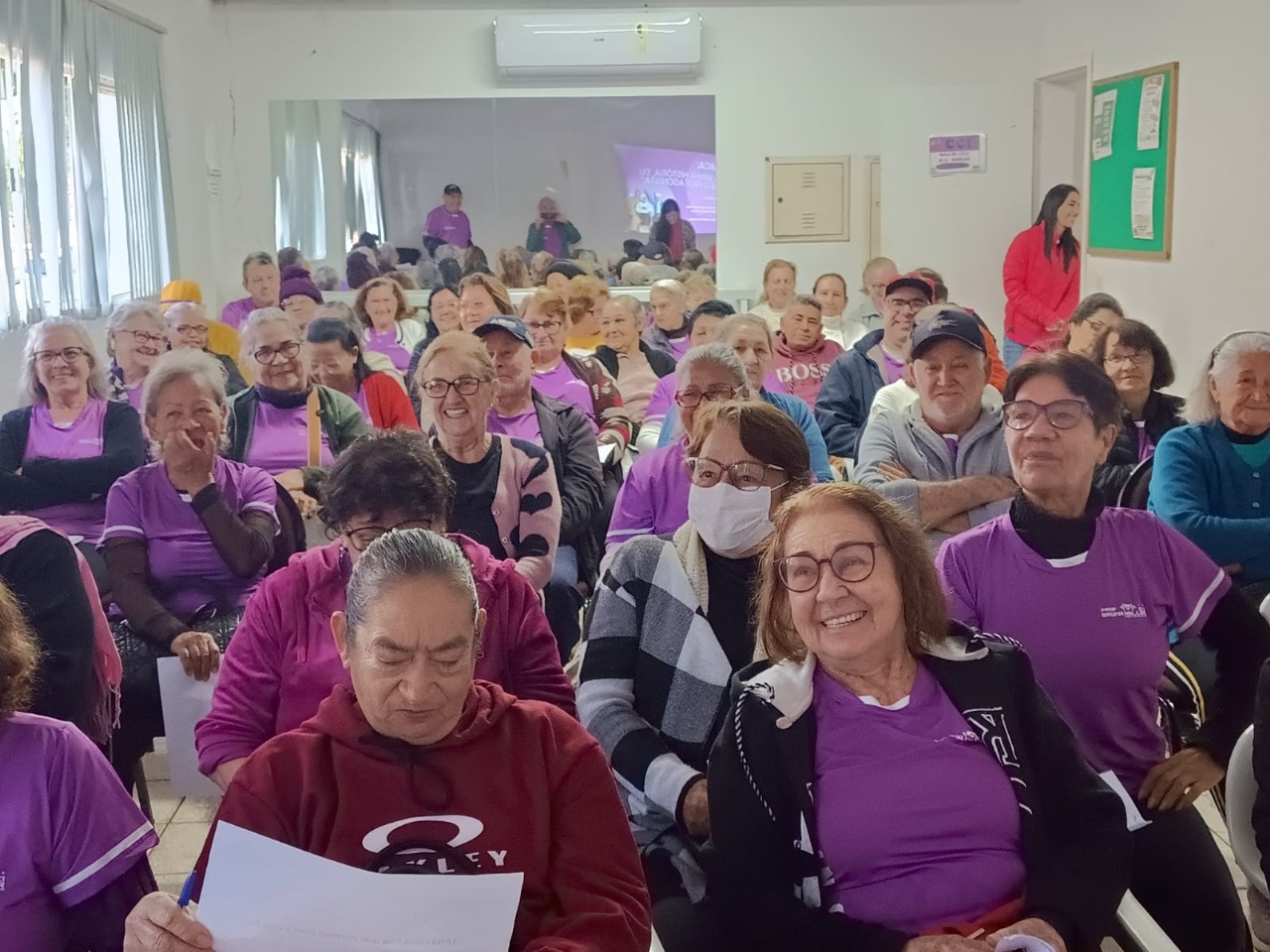 Junho Violeta: idosos participam de ação contra a violência em Foz