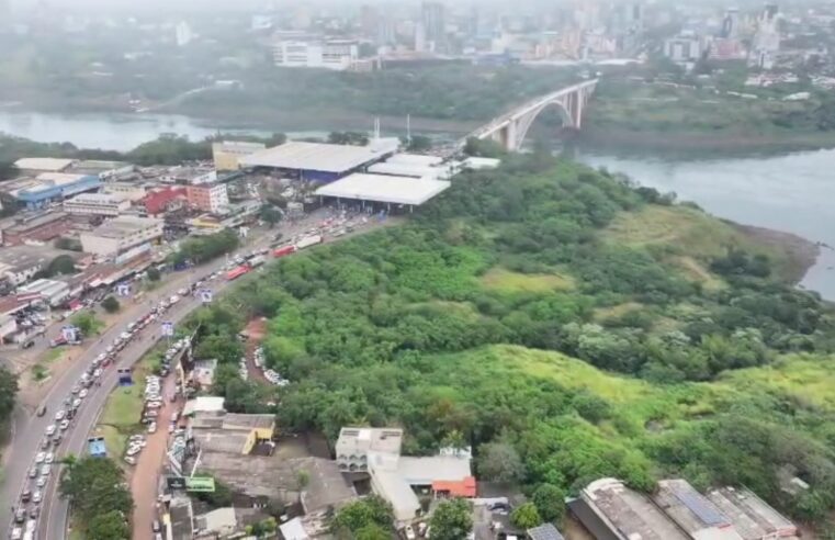 Filas gigantescas na Ponte da Amizade marcam feriado de Corpus Christi