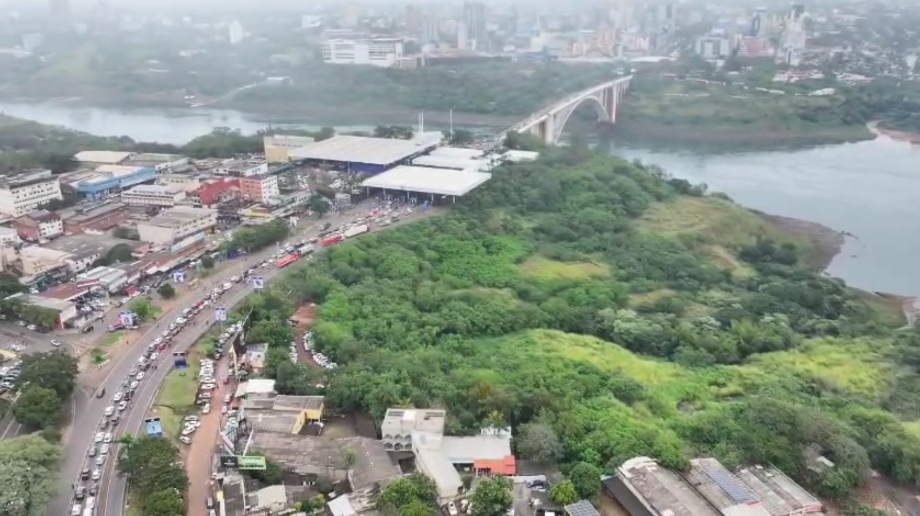 Filas gigantescas na Ponte da Amizade marcam feriado de Corpus Christi
