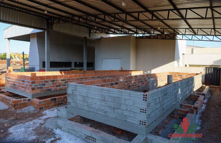 Assadores constroem churrasqueira para Costelão da Apae em Missal