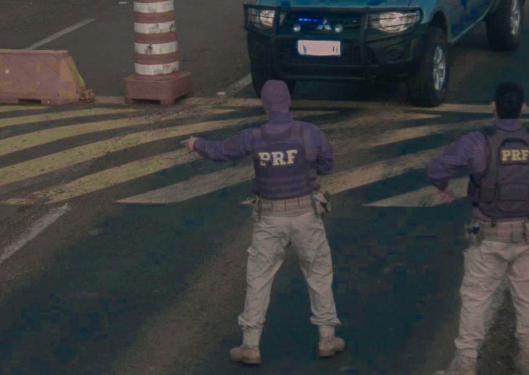 PRF apreende veículo falso da Receita Federal com cocaína